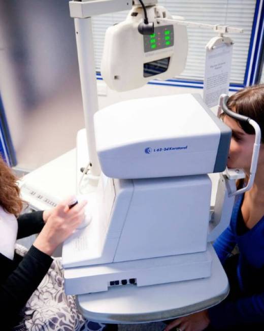 association-belge-orthoptie-test-femme-otorefractometre-tension-oculaire